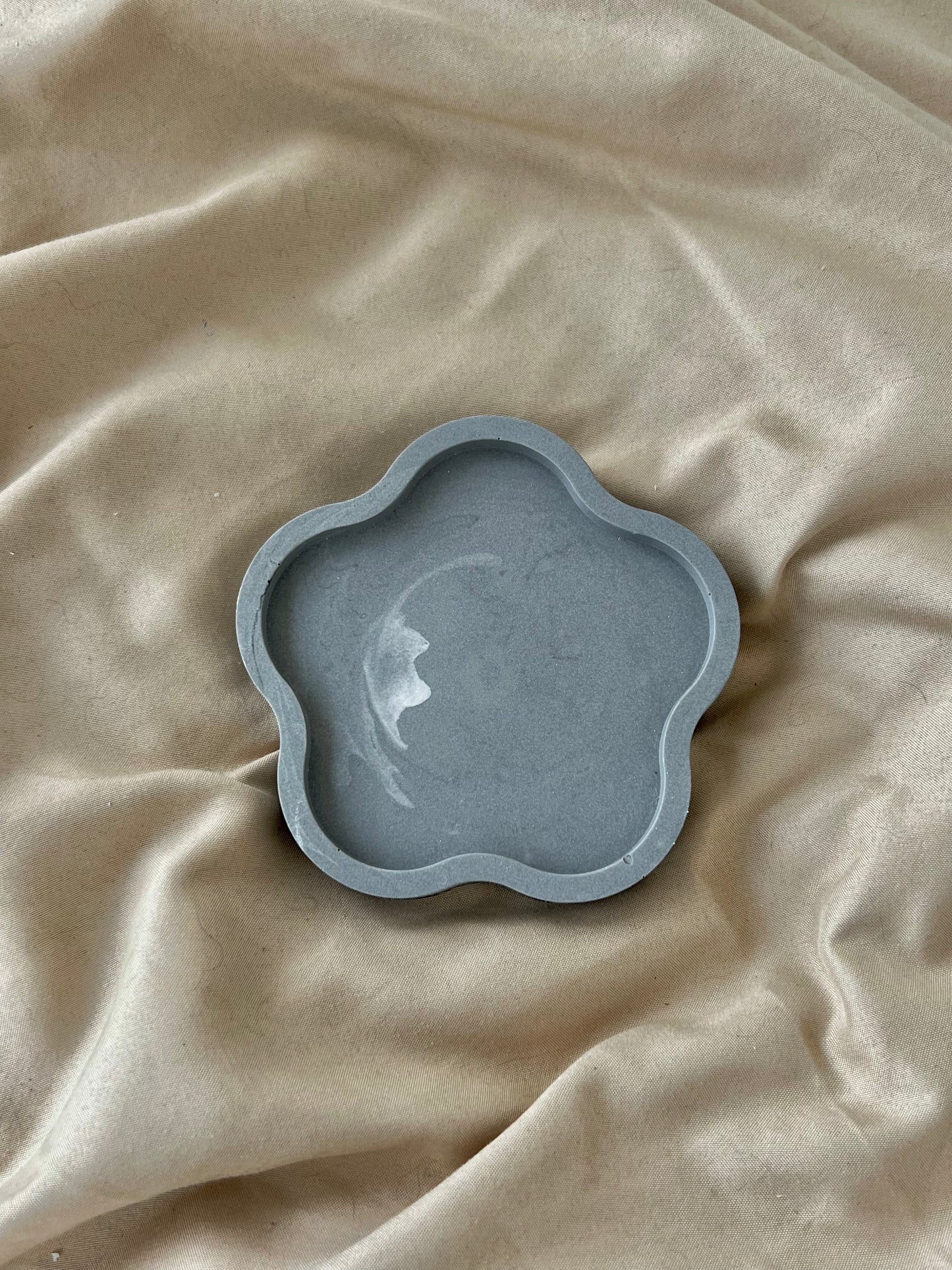 Petit vide poche fleur gris